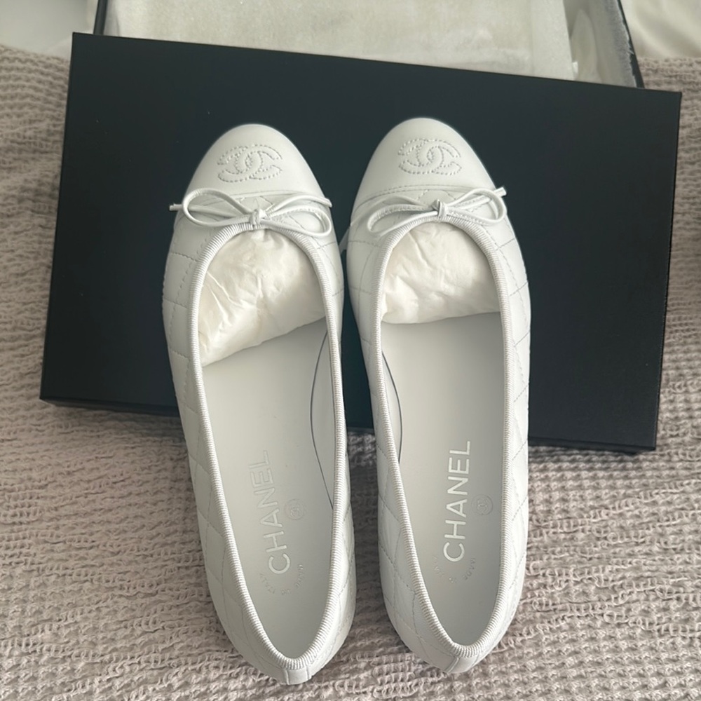 CHANEL Classic White Leather Flats